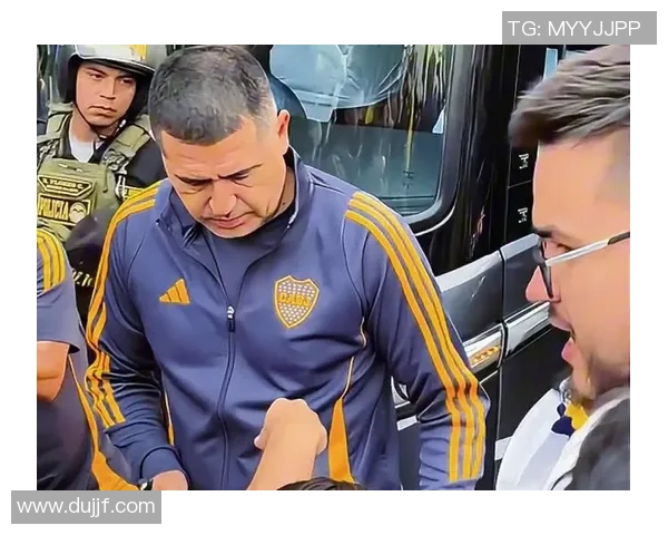 足球明星如何在不同场合对待粉丝展现出明显差别的现象探讨